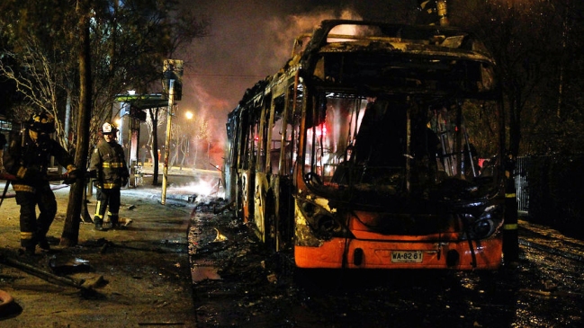 Desconocidos quemaron bus del Transantiago en San Bernardo