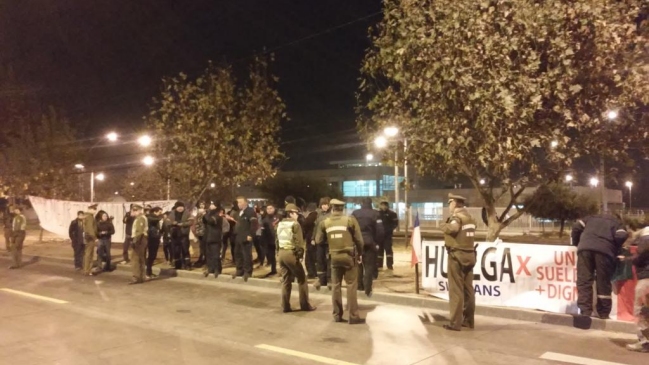 Choferes de empresa Express en huelga protestan en Estación Central
