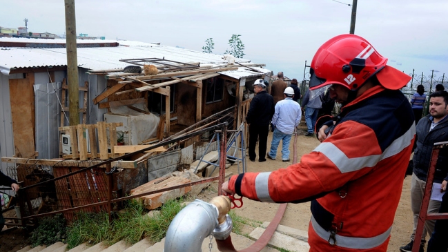 Damnificados del megaincendio en Valparaíso amenazan con iniciar huelga de hambre