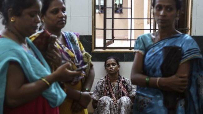 A 74 aumentó la cifra de muertos por consumir alcohol adulterado en India