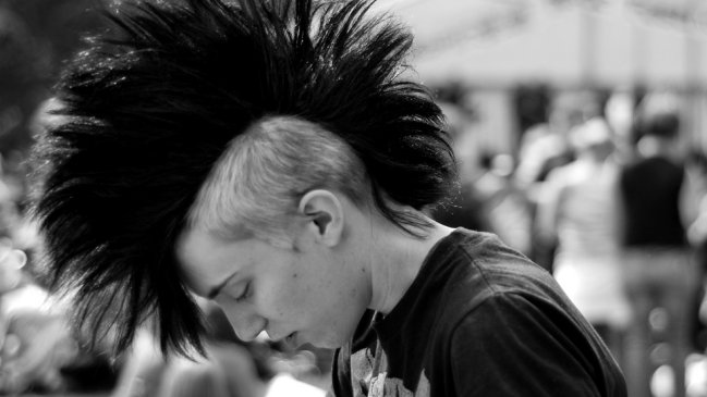 Estudio asegura que el punk y el metal generan personas más calmadas