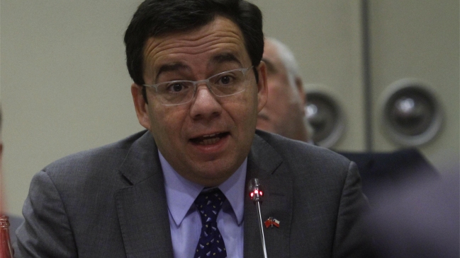 Ministro de Economía por fallo en caso farmacias: Debe cambiar la legislación