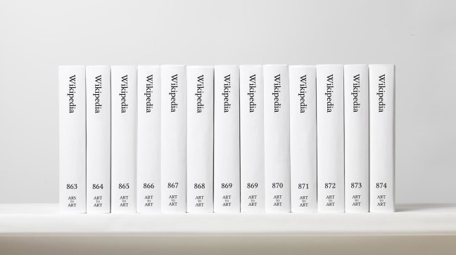 Artista invita a la reflexión imprimiendo la Wikipedia completa