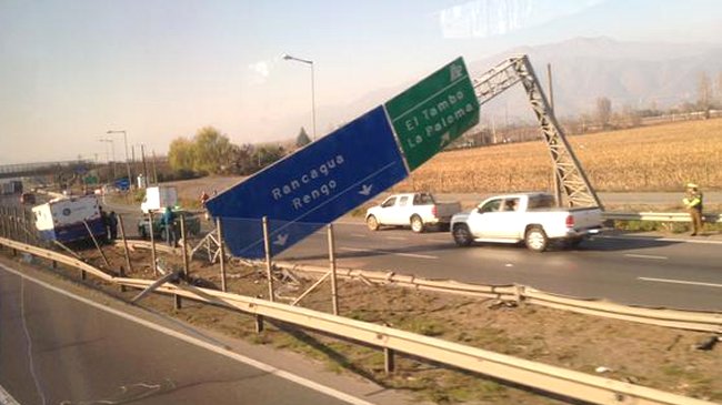 San Fernando: Señalética cayó sobre Ruta 5 tras accidente