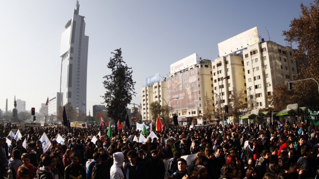 Estudiantes volvieron a marchar por la educación en Santiago