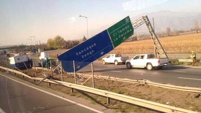 San Fernando: Señalética cayó sobre Ruta 5 tras accidente