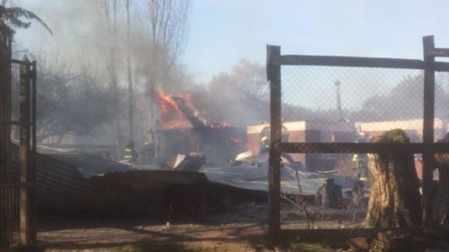 Desconocidos incendiaron dos casas y un galpón en La Araucanía