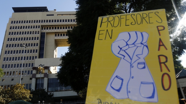 Municipios analizan adelantar vacaciones de invierno ante paro de profesores