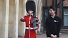 Guardia real perdió la paciencia ante un irritante turista asiático