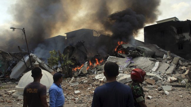 Al menos 30 fallecidos por accidente de avión militar en Indonesia