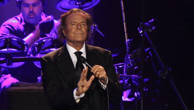 Julio Iglesias se recupera en Miami tras ser operado de la espalda