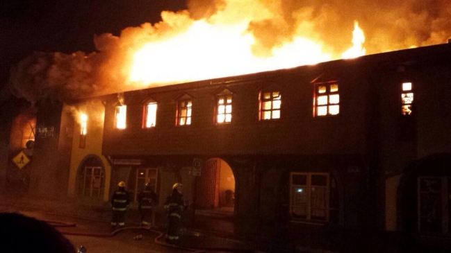 Bomberos combatió incendio en feria municipal de Ancud