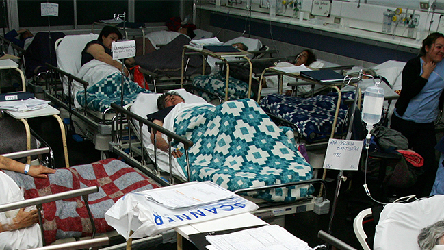 Funcionarios del Hospital Regional de Temuco realizaron protesta por falta de camas