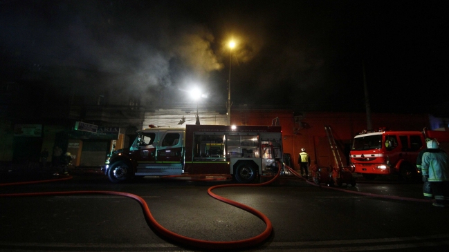 Incendio en imprenta dejó una persona fallecida en San Joaquín