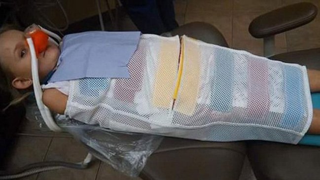 Dentista estadounidense amarró a niña que 