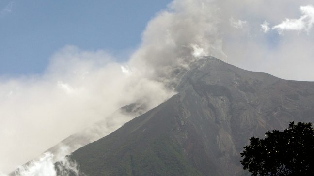 Erupción en volcán peruano Ubinas expande cenizas en radio de 15 kilómetros