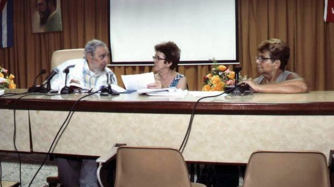 Fidel Castro reapareció en público en una reunión de maestros queseros