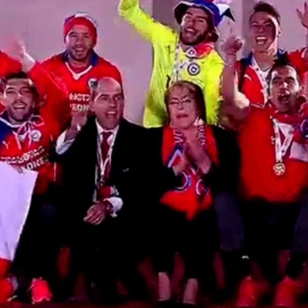 Campeones de América son ovacionados frente a La Moneda