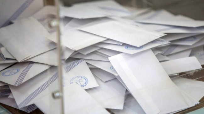 Grecia: Con la mitad de votos escrutados gana el 