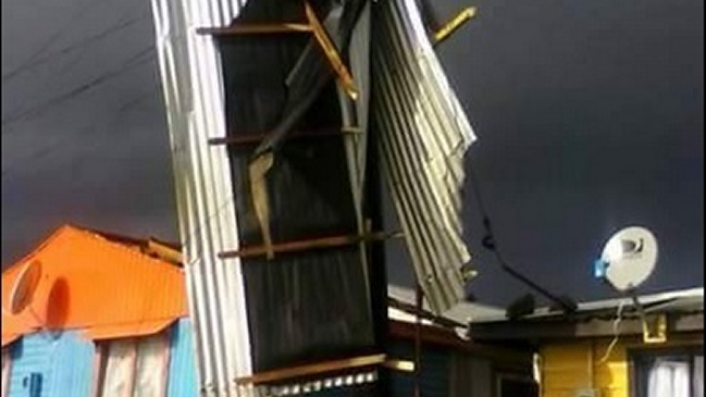 Al menos 16 viviendas resultaron dañadas por tromba marina en Tirúa