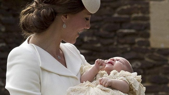 Bautizan a la princesa Charlotte con el recuerdo de Diana de Gales muy presente