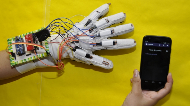 Crean en México guante que traduce el lenguaje de los sordomudos