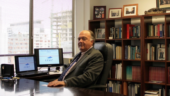 Académico: Estancamiento y confianza son los problemas en economía chilena