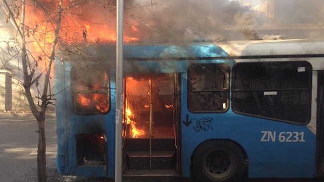 Bus del Transantiago se quemó en pleno recorrido tras sufrir desperfecto