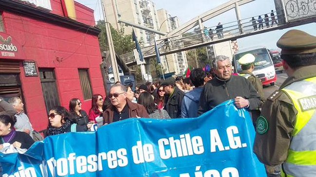 Profesores de Valparaíso y Viña del Mar se manifestaron en caleta Portales