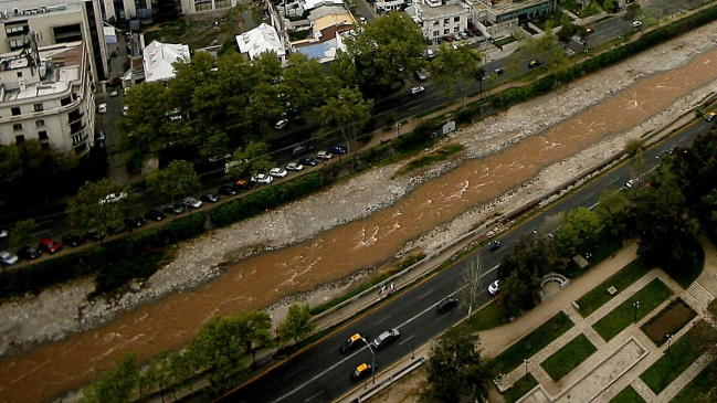 PDI detuvo a un sujeto por pintar graffiti en muro del Mapocho