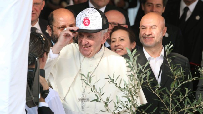 Papa Francisco arremete contra la corrupción y las ideologías en viaje a Paraguay