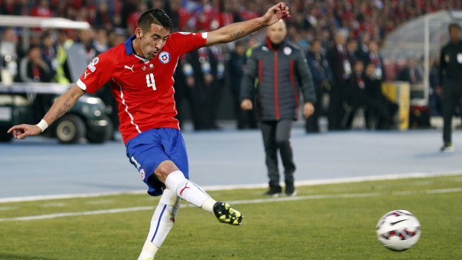 Director deportivo de Sevilla descartó el fichaje de Mauricio Isla