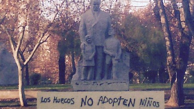 Movilh denunció ataque a esculturas del Parque Almagro