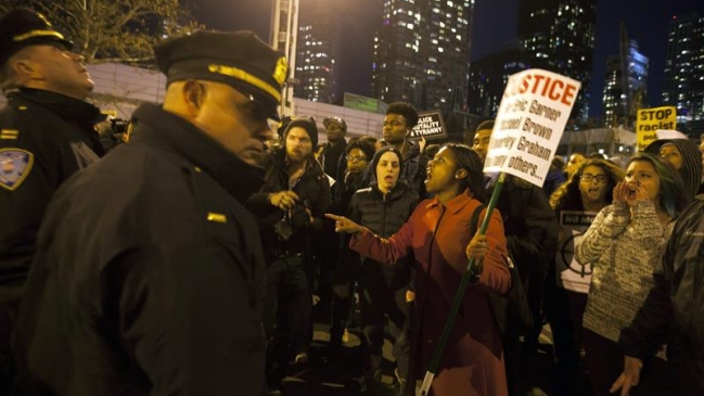 Indemnizarán a familia de afroamericano estrangulado por la Policía