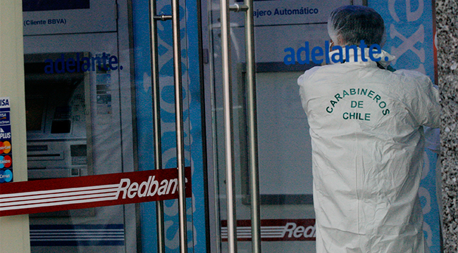 Delincuente asaltó sucursal de banco BBVA en Lo Barnechea