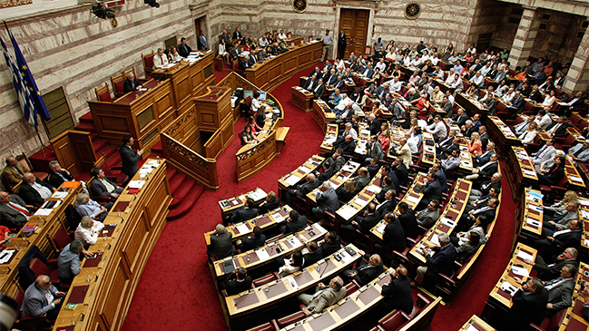 Eurogrupo aprobó oficialmente crédito a Grecia por tres años