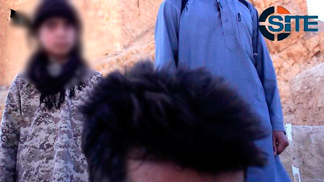 Video del Estado Islámico muestra a menor decapitando a un oficial