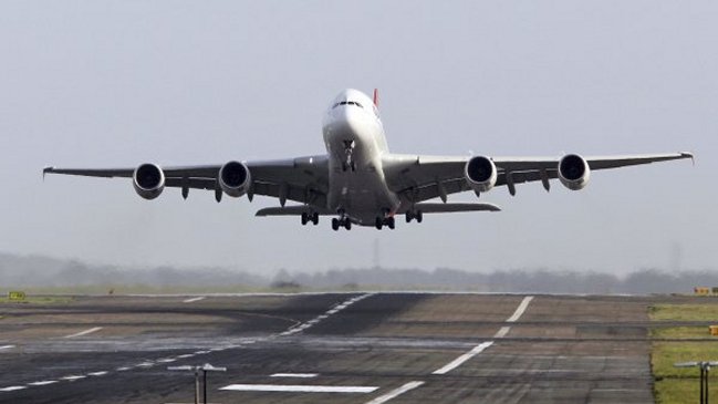 Placa de avión se desprendió y cayó sobre una fábrica en China