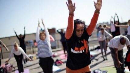 Con yoga, Sudáfrica conmemora el 