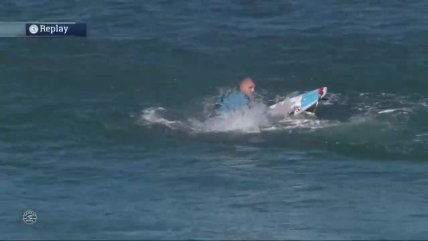   Campeón mundial de surf se defendió con éxito del ataque de dos tiburones 