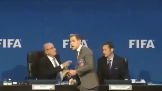 Comediante inglés lanzó billetes a Blatter y retrasó su conferencia de prensa