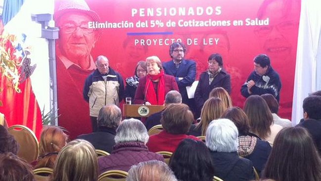 Presidenta firmó proyecto que elimina pago de cotizaciones de salud para pensionados
