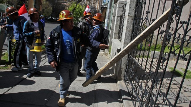 Mineros bolivianos lanzaron dinamita contra edificio del gobierno