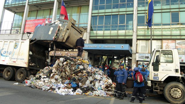 Recolectores de basura se manifestaron en las afueras de Municipio de Concepción