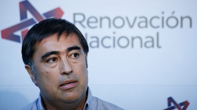 Desbordes: Me preocupa que estudiantes sigan al Che Guevara, un violador de DD.HH.