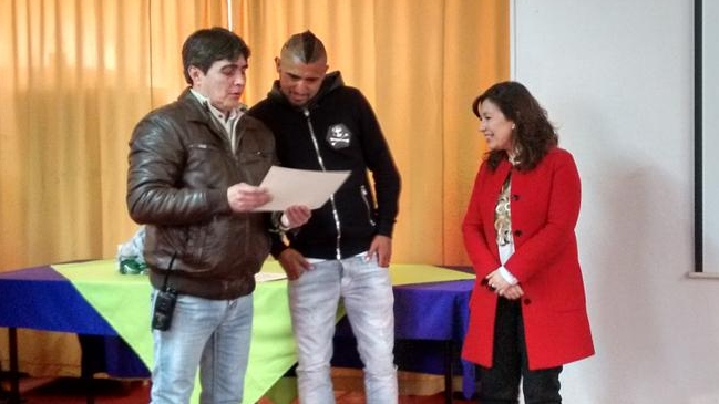 Arturo Vidal dictó primera charla a menores del Sename de Calera de Tango