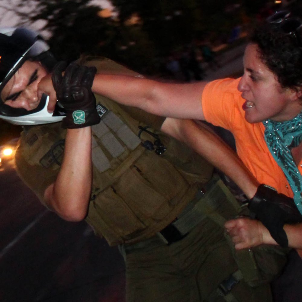 Gobierno busca elevar hasta 20 años las penas contra quienes lesionen a carabineros