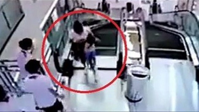 Una mujer china falleció en escalera mecánica de un centro comercial