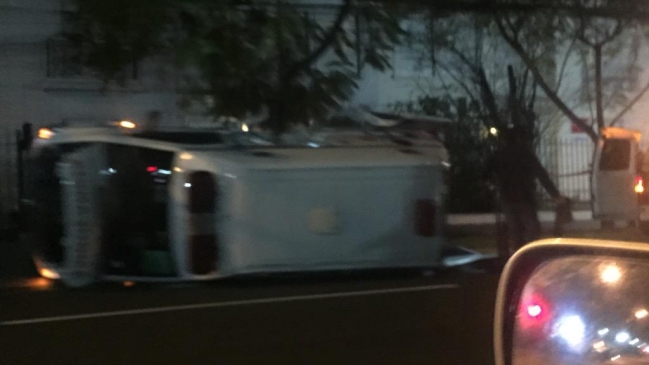 Ambulancia que trasladaba a paciente volcó tras participar de una colisión