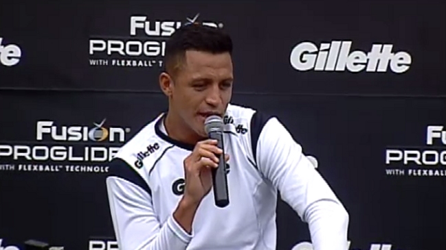 Alexis Sánchez realiza evento publicitario en Plaza Italia